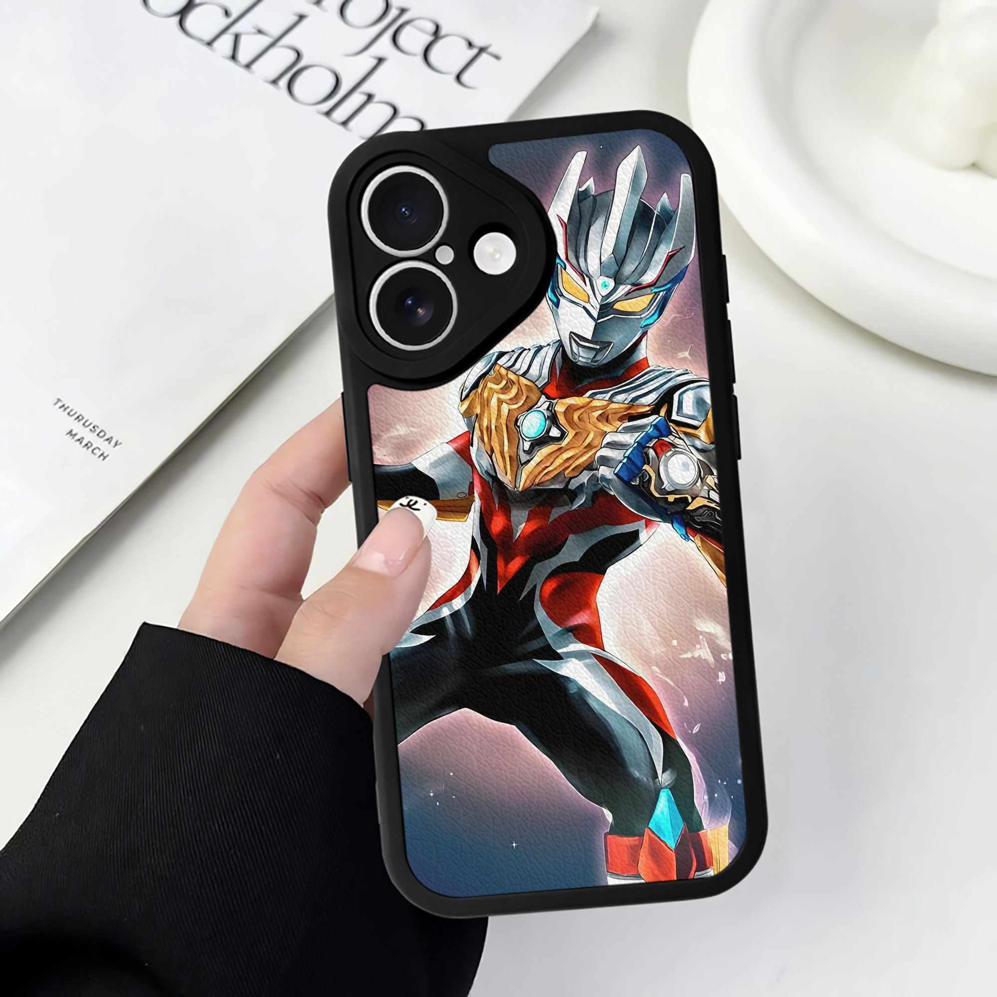 （画像用） ウルトラマン Ultraman 【iPhone 16シリーズ対応】シリコンスマホケース（レザー調） 材質：シリコン